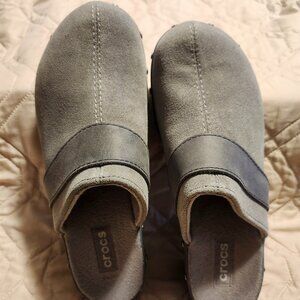 NWOB/ CROCS Women Size 9, Still Gray, Cobbler Studded Suede/ Leather Clog